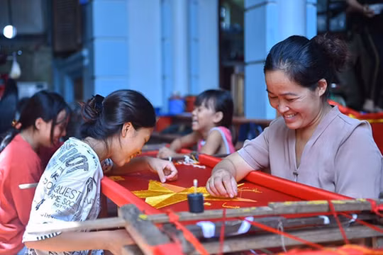 Tự hào làng nghề may cờ Tổ quốc
