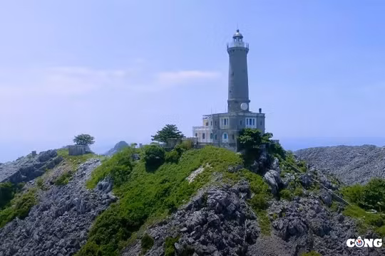 Đảo đèn Long Châu - Cao nguyên đá giữa biển khơi