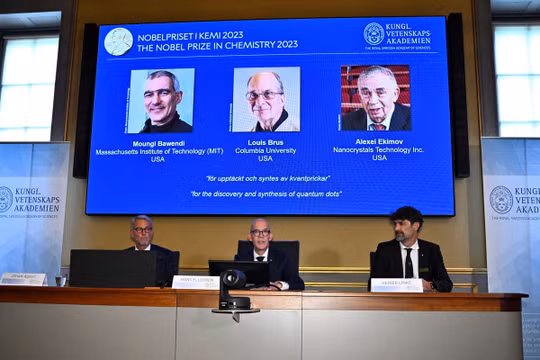 Giải Nobel Hóa học được trao cho 3 nhà khoa học phát hiện ra chấm lượng tử