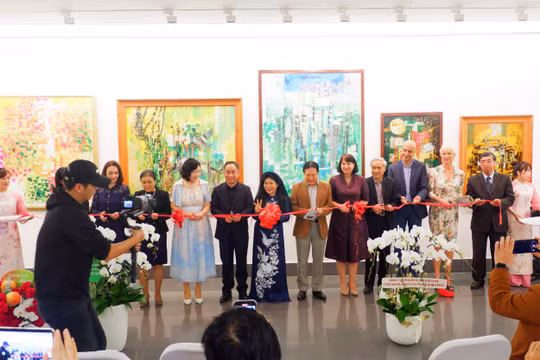 Họa sĩ Văn Dương Thành & Julia OH mở triển lãm "Cuộc viễn du của sắc màu"