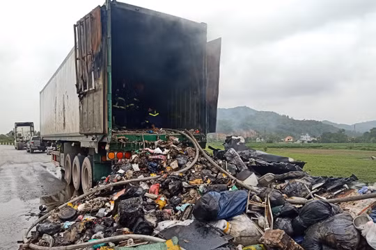 Thanh Hoá: Cháy xe container trên quốc lộ 1A