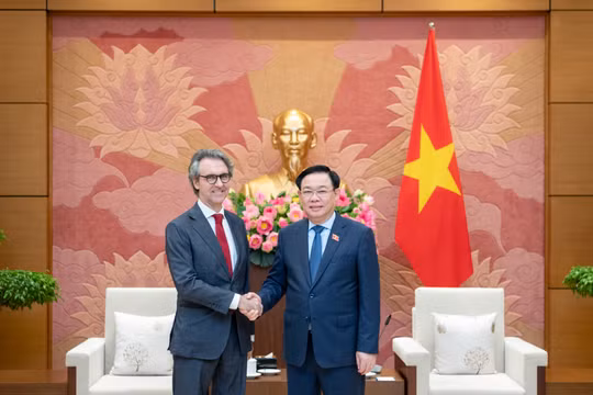 Chủ tịch Quốc hội tiếp Đại sứ, Trưởng Phái đoàn EU và Đại sứ Thụy Sĩ tại Việt Nam