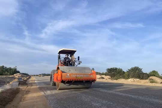 Kiểm tra, tháo gỡ để đẩy nhanh tiến độ thi công dự án cao tốc Bắc - Nam phía Đông