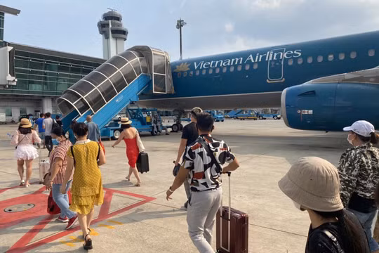 Đừng để du lịch Việt “thua trên sân nhà” vì vé máy bay!
