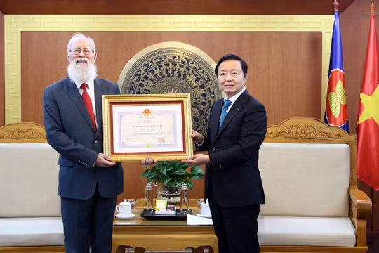 Phó Thủ tướng Trần Hồng Hà trao tặng Huy chương Hữu nghị cho TS. Michael Parsons