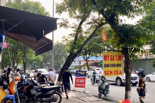 Hà Nội: Dịch vụ rửa xe lấn chiếm vỉa hè, gây mất an toàn giao thông