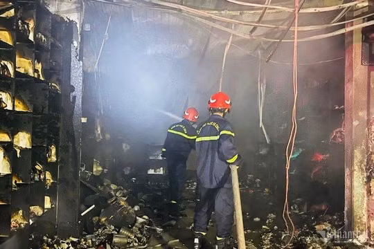 Cháy lớn tại cửa hàng đồ 'mẹ và bé', nhiều người ôm tài sản tháo chạy