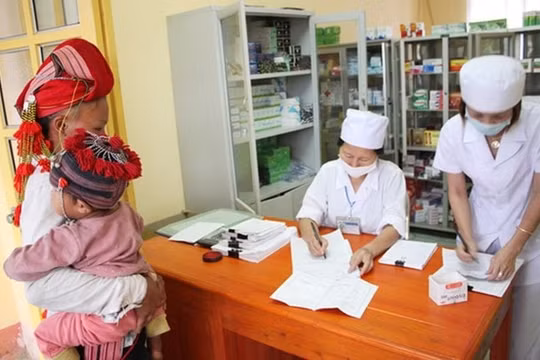 Tăng phụ cấp ưu đãi theo nghề đối với viên chức y tế dự phòng, y tế cơ sở lên 100%