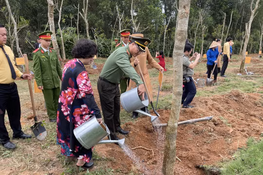 Lễ phát động "Tết trồng cây nhớ ơn Bác Hồ" tại Đền Chung Sơn: Gieo mầm xanh, gặt hy vọng