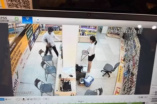 Thanh niên mang súng đến cửa hàng Thế giới di động cướp điện thoại