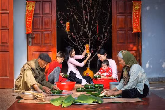 Phỏng dựng Tết Việt truyền thống ở phố cổ Hà Nội