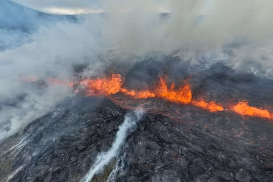 Núi lửa phun trào gần thủ đô của Iceland