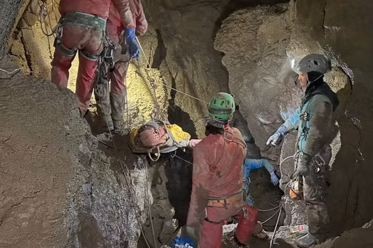 Nhà thám hiểm Mỹ bị mắc kẹt dưới hang sâu được giải cứu thành công