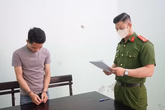 Bắt đối tượng móc nối với nhân viên ngân hàng mua bán hàng trăm tài khoản kiếm lời