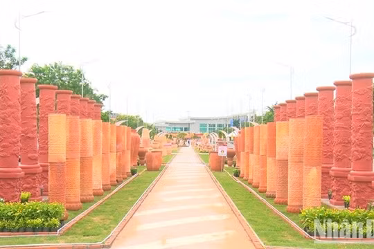 Vĩnh Long khai mạc "Con đường nghệ thuật gốm đỏ"