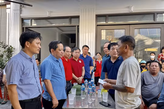 Thăm hỏi, động viên gia đình có người bị thiệt mạng do hỏa hoạn ở TP Sầm Sơn