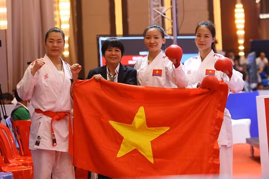 Karate đưa Đoàn Thể thao Việt Nam lên thứ 3 trên bảng tổng sắp huy chương SEA Games 32