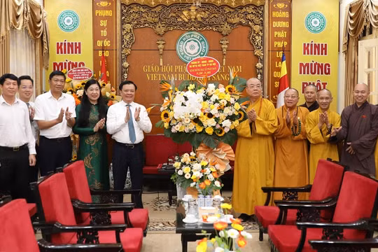 Bí thư Thành ủy Hà Nội Đinh Tiến Dũng chúc mừng Lễ Phật đản