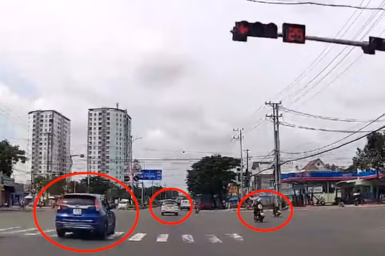 Ô tô liên tục vượt đèn đỏ, đi sai làn khiến người đi đường sợ hãi