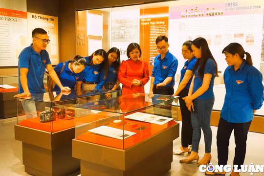 Đoàn Thanh niên cơ quan Trung ương Hội Nhà báo Việt Nam đến thăm Bảo tàng Báo chí Việt Nam