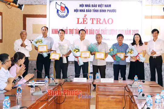 Bình Phước trao kinh phí hỗ trợ tác phẩm báo chí chất lượng cao năm 2022 cho các tác giả