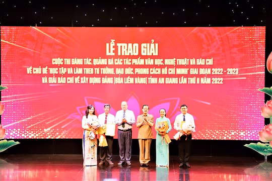 Ban Tổ chức Giải Búa liềm vàng tỉnh An Giang trao giải cho 36 tác phẩm báo chí