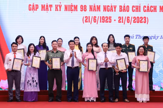 Tỉnh Phú Thọ trao giải cho 71 tác phẩm báo chí xuất sắc