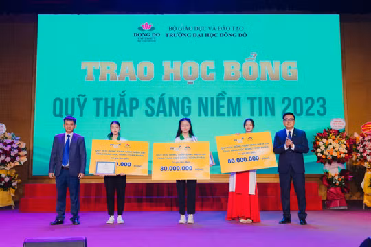 PVcomBank trao 240 triệu học bổng cho sinh viên trường Đại học Đông Đô