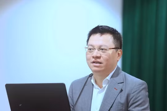 Đồng chí Lê Quốc Minh chia sẻ kinh nghiệm về chuyển đổi số cho cán bộ, phóng viên Báo Đà Nẵng