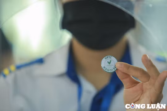 Cận cảnh vé đồng xu điện tử hiện đại sử dụng cho nhiều tuyến xe buýt ở Hà Nội