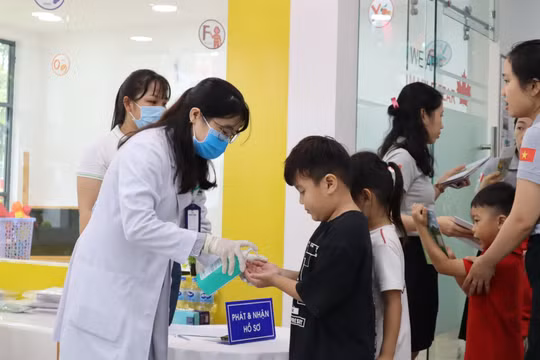 TP HCM: Làm rõ vụ Trung tâm Y tế quận 6 cho điều dưỡng khám sức khỏe học sinh