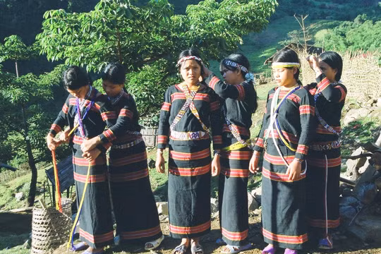 Bảo tồn, phát huy trang phục truyền thống và nghề dệt thổ cẩm Xê Đăng