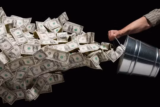 Nhà đầu tư bán phá giá đồng đô la