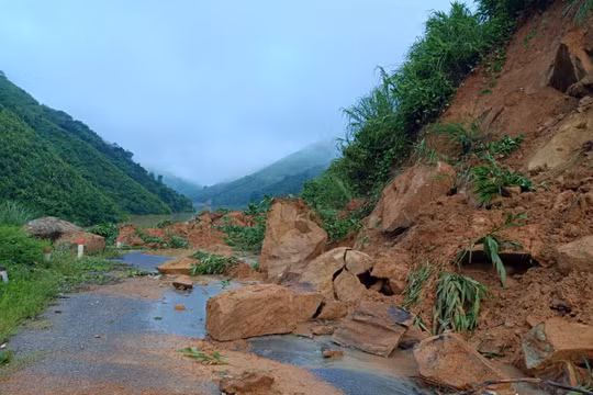 Lào Cai: Sạt lở hơn 20 đoạn đường tại một xã do mưa lớn kéo dài