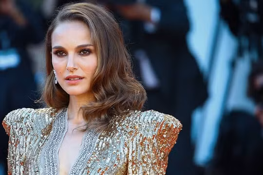 Natalie Portman gây ngạc nhiên khi không mặc đồ da trong 20 năm qua