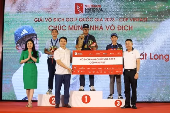 Trao cúp Vô địch Golf Quốc gia năm 2023 - Cúp VinFast