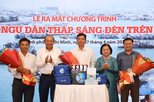 Báo Pháp luật TP.HCM khởi động chương trình “Cùng ngư dân thắp sáng đèn trên biển”