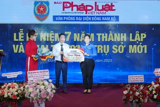 Báo Pháp luật Việt Nam trao tặng 100 chiếc xe đạp cho học sinh nghèo vượt khó