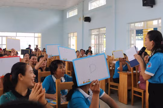 Thực hiện bình đẳng giới và giải quyết các vấn đề cấp thiết đối với phụ nữ, trẻ em