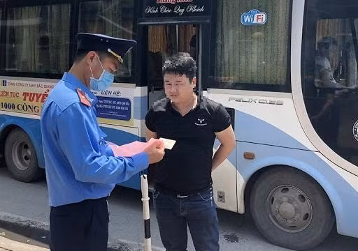 Hà Nội: Thu hồi phù hiệu gần 1.000 phương tiện vận tải các loại