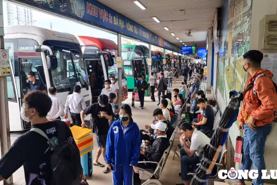 TP. HCM: Bến xe dịp lễ đông nghịt khách, nhiều người quay về vì không mua được vé