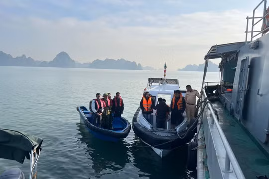 Kịp thời cứu hộ 6 ngư dân bị chìm tàu trên vịnh Hạ Long