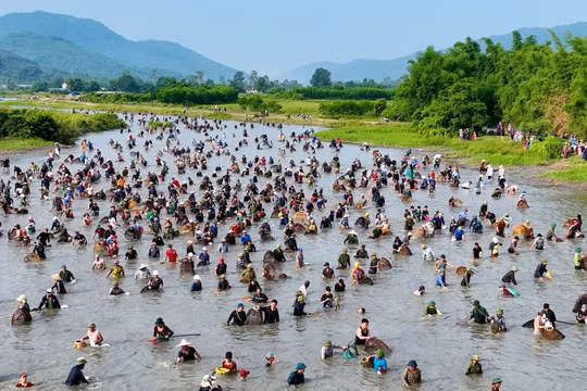 Hàng nghìn người chen chân tham gia lễ hội đánh cá Vực Rào