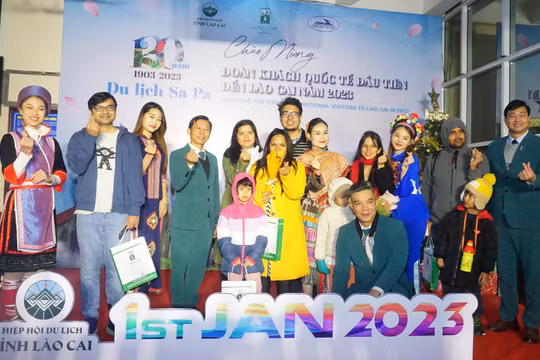 Đầu năm mới đón đoàn du khách đi xe lửa Hà Nội lên thăm Sa Pa