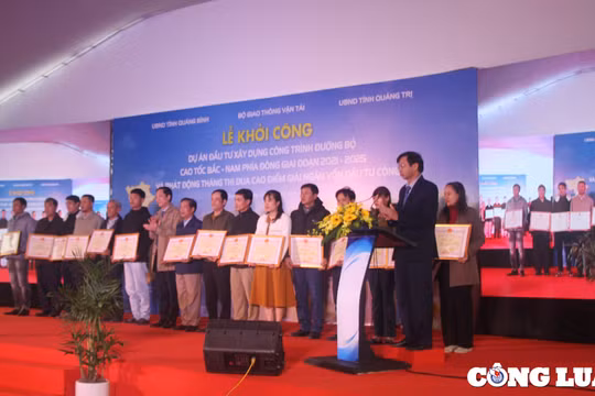 Người dân vui mừng chứng kiến lễ khởi công cao tốc Vạn Ninh - Cam Lộ