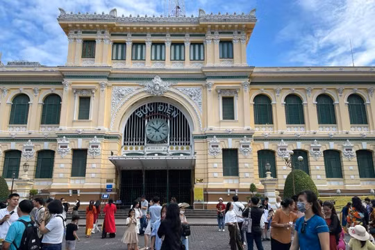 Người dân đổ về trung tâm TP HCM vui chơi ngày đầu năm 2023
