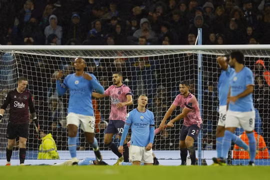 Haaland tỏa sáng, Man City vẫn bị cầm chân vì siêu phẩm của Gray