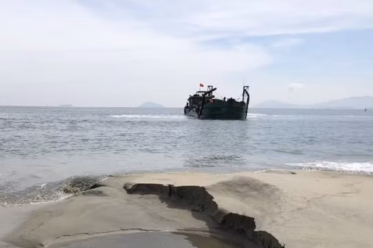 Nạo vét khai thông tuyến luồng, lạch cửa biển Cửa Đại (Hội An)