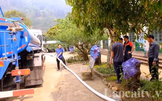 Xe cứu hỏa công an Lào Cai tiếp tế nước sạch cho trường học vùng cao 