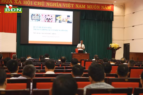Nâng cao kỹ năng phát ngôn và cung cấp thông tin cho báo chí